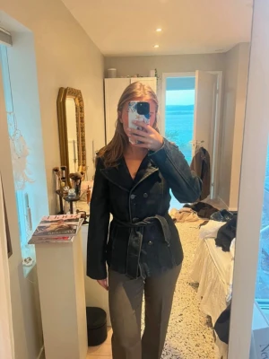 Snygg jeansjacka - Mörkblå jeansjacka med massor av detaljer!💕perfekt för våren och sommaren!