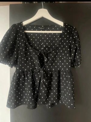 Prickig knytblus - Prickig knytblus med vita prickar. Använd 1 gång och säljer pga ingen användning av den ✨ Supersöt till vår och sommar och så gott som nyskick🌸