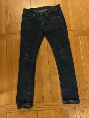 Mörkblå slim fit jeans från dondup🙌🙌🔥🔥 - Snygga mörkblå slim fit jeans från dondup med klassiska fem fickor och kontrastsömmar. Jeansen har en rak passform och är tillverkade i mjuk denim med stretch för extra komfort. Perfekta för dig som gillar en stilren och tidlös look. Modellen är George som är en slim fit modell. Hör av er vid minsta fundering🙌🔥🔥☺️☺️