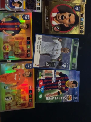 Panini fotbollskort + samlarpärm - Säljer min samling med fotbollskort nu.  Det är en massa olika kort, har Messi limited edition stort och litet kort sen lite fler som syns på bilderna.  Dom 2 första pärmarna är helt fyllda med massa kort sorterade i lag ordning, resten av pärmarna och boxen är lite blandat nån är tom.  Har ni några frågor eller vill ha fler bilder så är bara att säga till! Samling med Panini fotbollskort från FIFA 365 och Champions League, inklusive spelare som Messi, Buffon och Ronaldo.