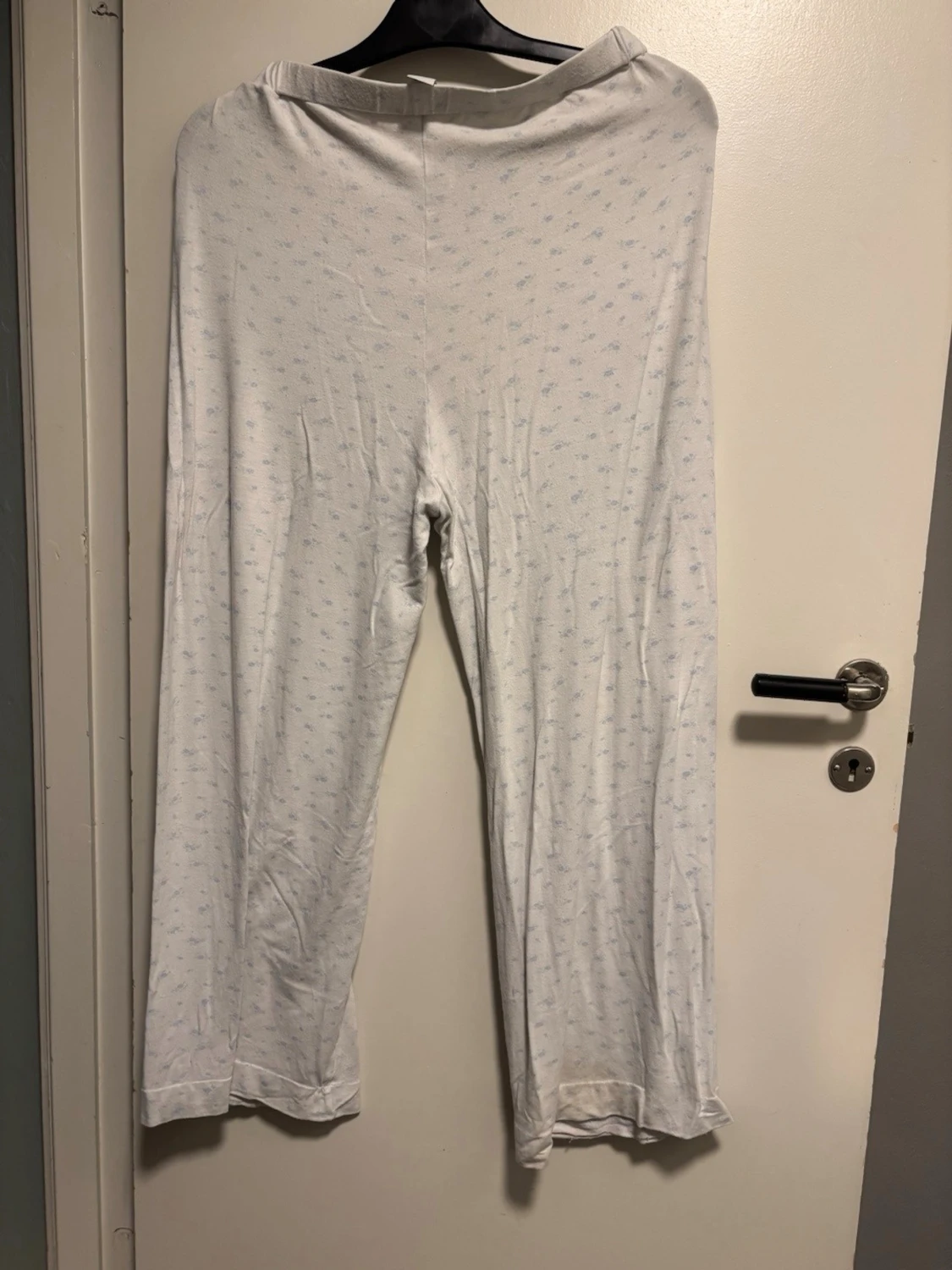Vita pyjamasbyxor med småblått mönster - 1