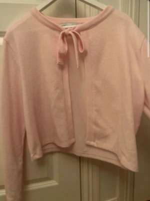 Ljusrosa kofta med knytband - Supersöt ljusrosa kofta med långa ärmar och knytband framtill vid halsen 💕