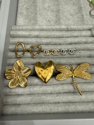 Ringar - Snygga guldringar och 2 par örhängen!! 39kr/st för både örhängena och ringarna