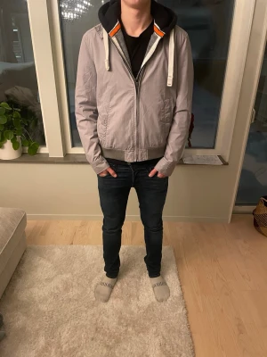 J.Lindeberg Ljusgrå vindjacka  - Tja!Säljer en snygg ljusgrå vindjacka med vita snören ifrån J.Lindeberg. Jackan har ribbade muddar och midja, dragkedja framtill och fickor på sidorna. . Perfekt för dig som gillar stilren och clean look nu till våren. Storlek L passar M jag på bilden är ish 180cm. Skick 10/10🤩hör av dig vid minsta lilla fundering eller fråga🙌🏼mvh premium fashion