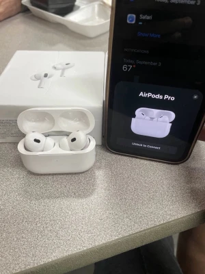 Apple AirPods Pro trådlösa hörlurar - Säljer ett par vita Apple AirPods Pro med laddningsetui. Hörlurarna är in-ear och har en stilren, minimalistisk design i blank plast. De levereras i originalförpackning och är perfekta för dig som vill ha trådlös frihet och bra ljudkvalitet.