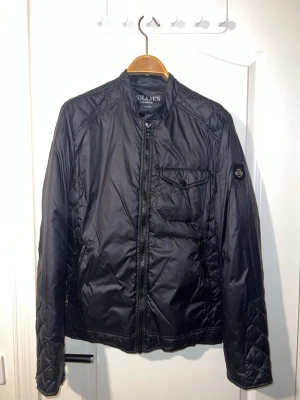 Hollies dunjacka - Hollies lätt dunjacka i storlek S i jättebra skick, sparsamt använd. Smidig och packbar modell som är lätt men varm, perfekt för vår, höst eller som mellanlager. Finns att hämta i Södertälje eller Örebro.