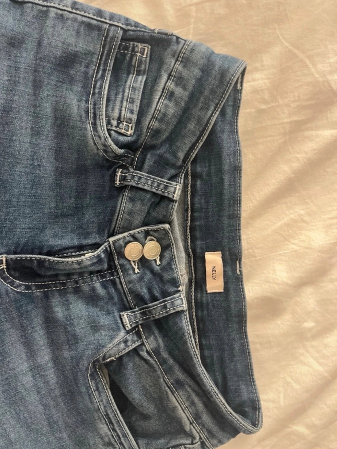 Blå bootcut jeans med broderade fickor - 2