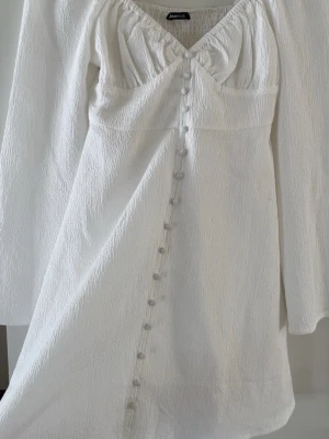 Vit klänning från Gina Tricot  - Vit klänning från Gina Tricot. Använd 1 gång. Så fin nu till student och sommaren. Inte genomskinlig då de är ett lager till inuti 