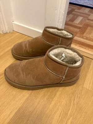 Bruna uggs  - Bruna ”uggs” från Nelly i storlek 40, säljer då de är för stora för mig. Använt de max 3 gånger 