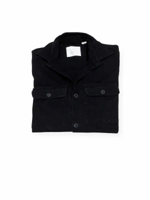 Svart overshirt från Jack & Jones - Stilren svart overshirt från Jack & Jones med klassisk krage och två stora bröstfickor med knappar. Overshirten är tillverkad i ett mjukt bomullstyg och har en avslappnad passform som passar perfekt till lager-på-lager-stil.