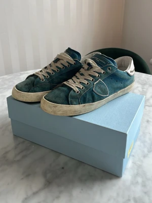  Philippe Model  - Säljer ett par riktigt feta blå skor från Philippe Model i mocka! Med riktigt schyssta slitningsdetaljer. Bara att höra av sig vid frågor!!💬🌞🌞