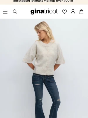 Beige tröja med korta ärmar Gina Tricot - Snygg beige kofta från Gina Tricot med korta, vida ärmar och rund halsringning. Koftan har knappar framtill och är endast testad