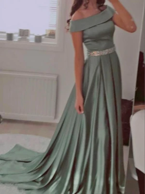 Balklänning - Otroligt fin och elegant balklänning. Den är sparsamt och försiktigt använd och den har inga tecken på användning. Otroligt bra material och kvalitet. Det glittriga midjebandet går att ta av om man inte vill ha den. Perfekt nu till sommaren då många har skolbal💓