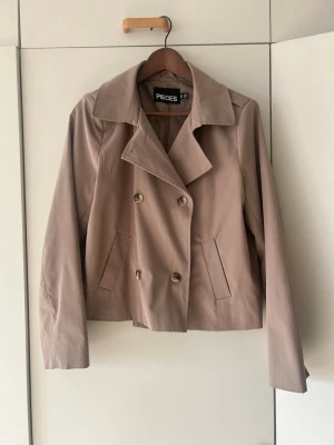 trenchcoat  - Snygg beige kort trenchcoat från Pieces. Den kan stylas på många olika sett🤩 Perfket till våren🌸