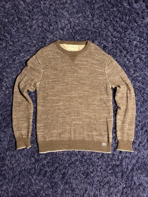 Denim & Supply tröja - Stickad tröja från Denim & Supply Ralph Lauren i en snygg beige nyans med melerad effekt. Tröjan har rund halsringning, ribbade muddar vid ärmslut och nederkant samt en liten metallbricka vid fållen. Perfekt för lager på lager och enkel att matcha. Den är oerhört fet då den har en mycket speciell design med kombon av grön och beige. Hör av er vid minsta fundering!