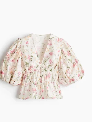 H&M topp - Jätte fin sommar topp ifrån H&M som är använd 1 gång och är i jätte bra skick. Skriv till mig om ni vill ha egna bilder på den❣️