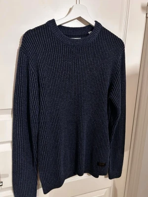 Sweatshirt  - Säljer denna stilrena sweatshirt från jack n jones | aldrig använd | skick 10/10 som ny | pris 449kr | kom pm om ni har några funderingar. Mvh