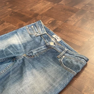 Blå jeans från Acne  - Tvärfeta Acne Studios jeans i blått med lite blekningar fram. Slim fit, storlek 31 med 70 cm innerbensmått. OBS storleken känns mer som 29/30 lapp med storlek är tyvärr bortklippt av en tidigare ägare