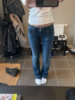 Ltb jeans  - Säljer dessa lågmidjade bootcut jeansen från ltb i modell valerie. Dom är i super bra skick utan några skavanker. Skriv om ni har frågor 