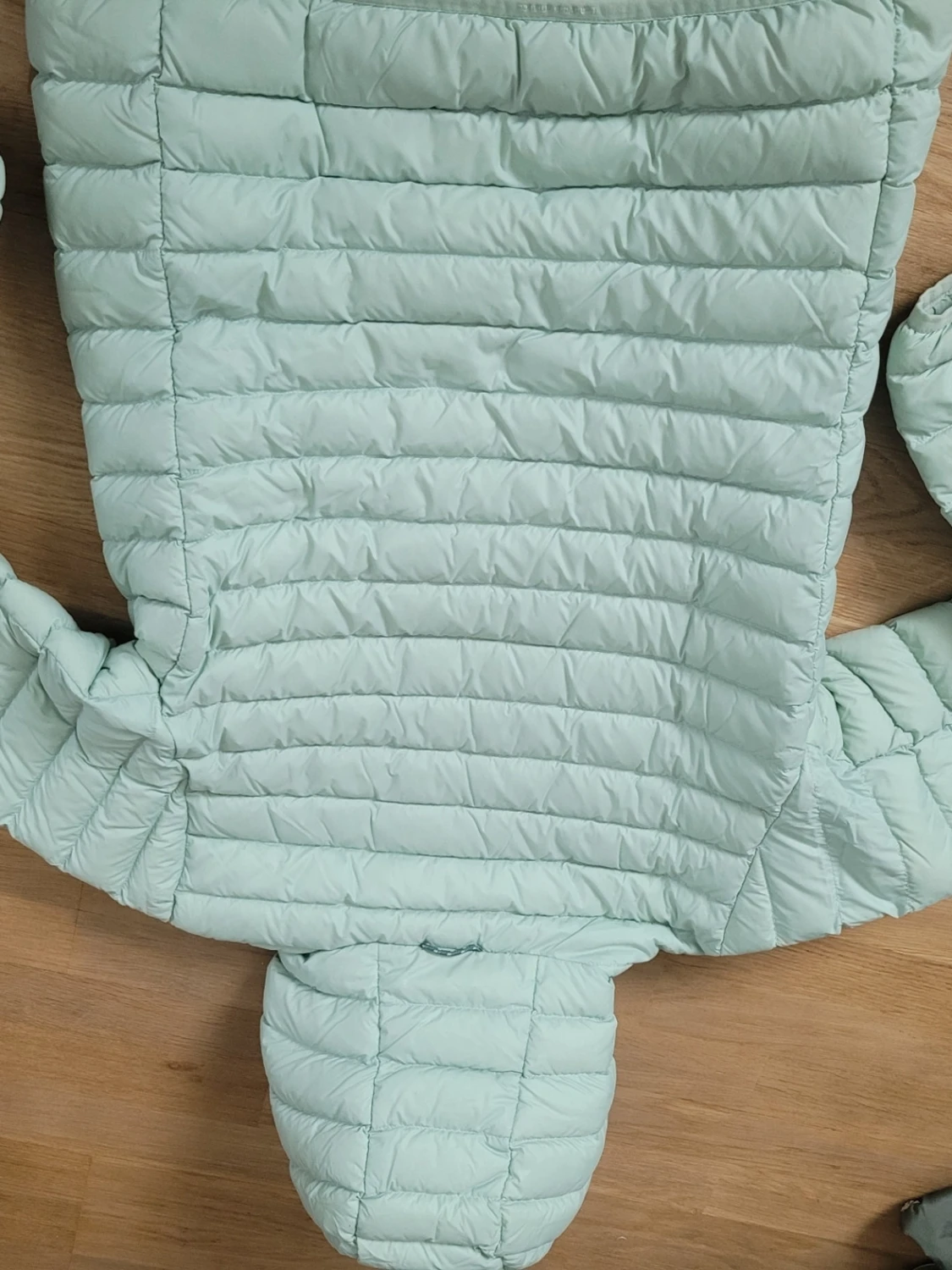 Ljusgrön dunjacka från Peak Performance  - 1