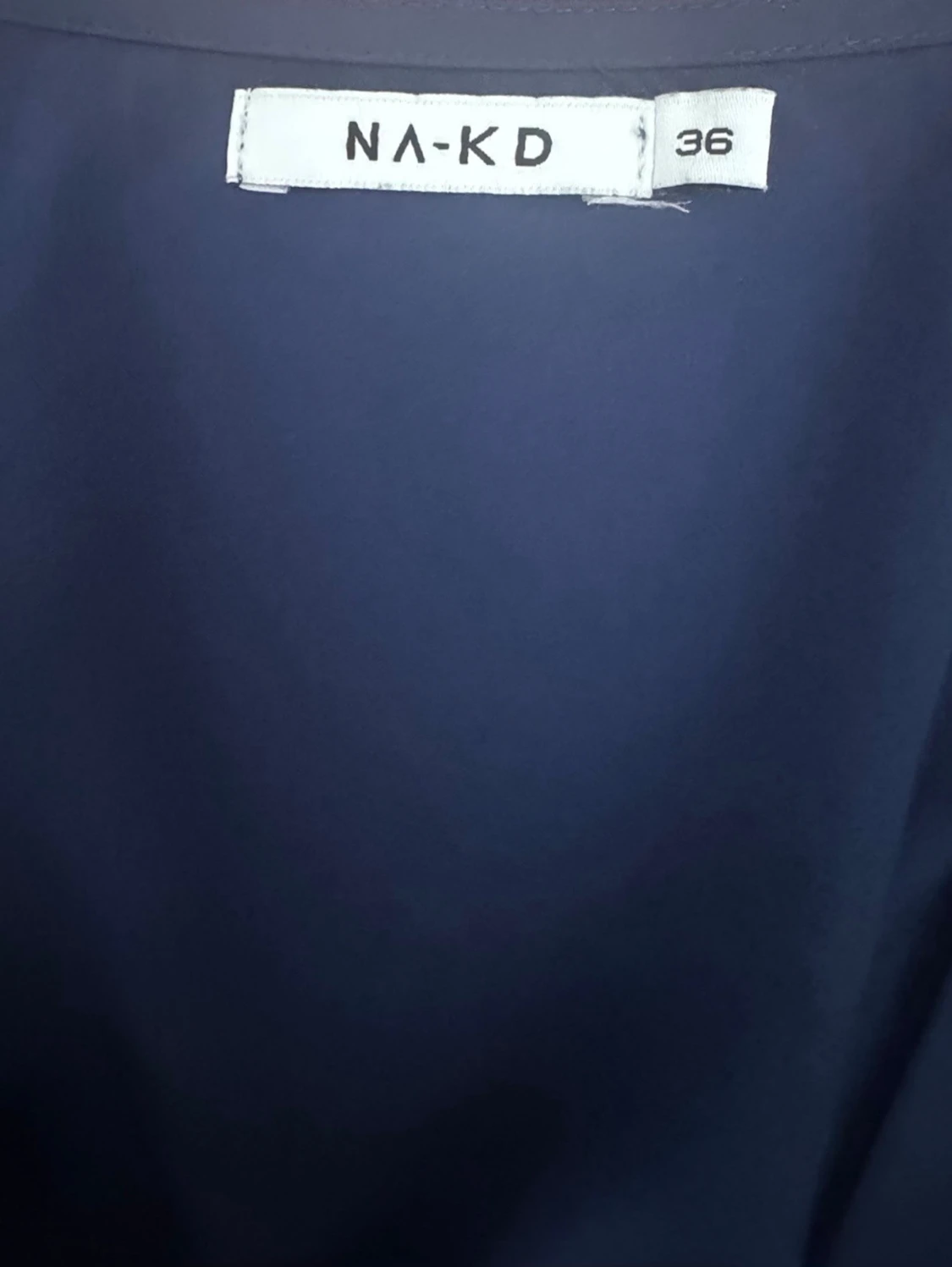 Mörkblå omlottblus från NA-KD - 4