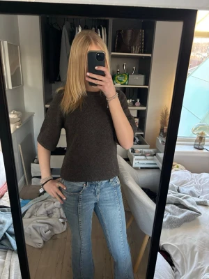 Ljusblå bootcut jeans från Perfect Jeans - Säljer ett par ljusblå bootcut jeans från Perfect Jeans med snygga kontrastsömmar och broderad bakficka. Klassisk femficksmodell i mjukt denimtyg, perfekt till vardagslooken. Passar dig som gillar en avslappnad men trendig stil.