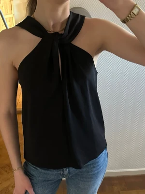 Topp Zara - Snygg topp från Zara med detalj framtil. Perfekt festtopp! Aldrig använd🥰