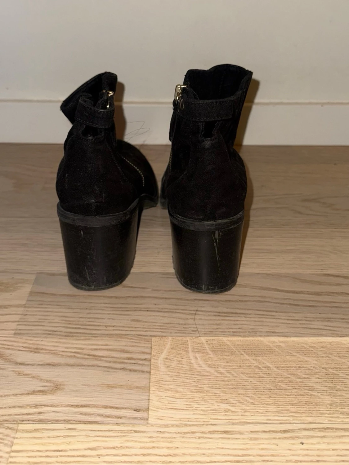 Svarta mocka stövletter med dragkedja - 1