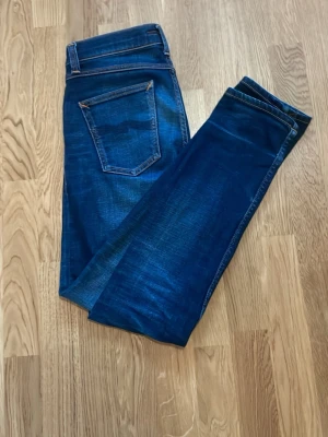Jeans - Säljer dessa. riktigt snygga jeans ifrån nudie. Använda få gånger och är i mycket bra skick. Hör gärna av er vid funderingar. Priset går att diskutera.
