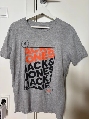 Herr T-shirt  - Herr T-shirt från Jack & Jones. Normal i storlek 