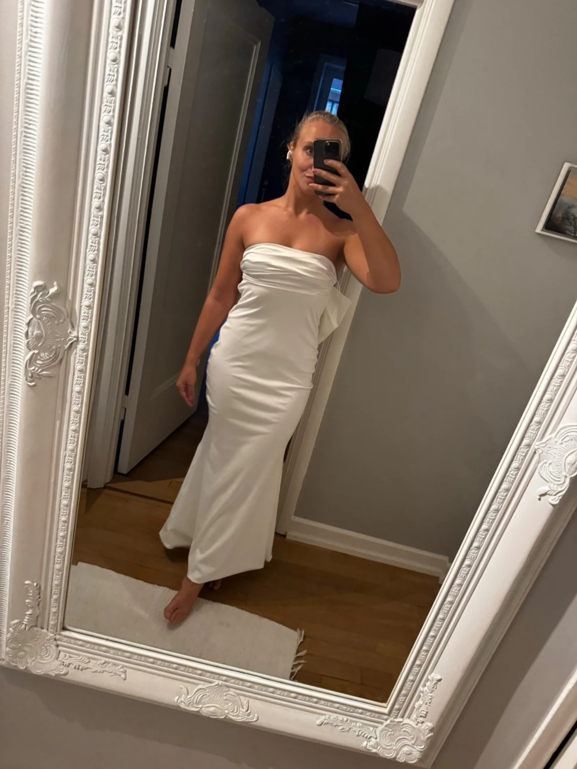 Vit axelbandslös långklänning