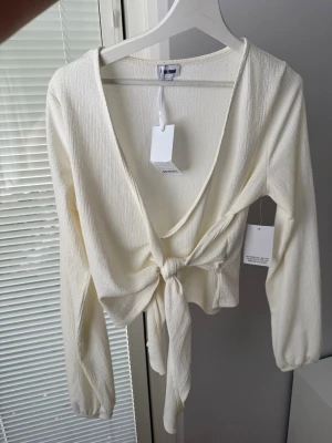 Omlottblus - En jättefin blus med knyte från Bubbleroom, inte kommit till användning. Lappar kvar 🌸