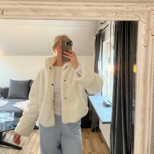 Vit pälsjacka - Jättefin och mysig jacka. Köpt för några år sen men använd fåtal gånger. Tror att den är köpt på junkyard men står ”Copperode” i jackan