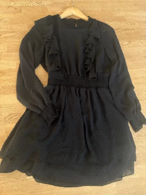 Svart kort klänning - Klänning med lite detaljer