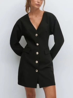 Svart kort klänning från Gina Tricot - Stilren svart kort klänning från Stradivarius med v-ringning och långa ärmar. Klänningen har stora dekorativa knappar framtill och två fickdetaljer vid höfterna. Perfekt för dig som gillar minimalistisk och trendig design. Storlek 36.