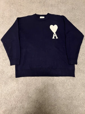 Mörkblå stickad tröja Ami Paris - Mörkblå stickad tröja från Ami Paris, passar något mindre, knappt använd 