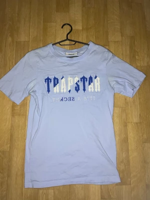 Trapstar full dress - Säljer en mycket fin och sparsamt andvänd Trapstar dress. Den är i storlek Xs och sitter mycket bra! Köptes för 1600 kr. Säljs för endast 749 kr!! Passa på nu när det är fri frakt :)🚚// Mvh Swe market 
