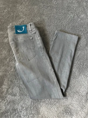 Jacob Cohen jeans 622 - Säljer ett par Jacob Cohen jeans 622 i färgen grå med en blå patch där bak. Skick 8/10 pågrund av några små fläckar annars som nya. Nypris - 5499kr säljs - 899kr! Vid minsta fundering bara att höra av sig☑️