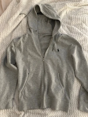 Polo Ralph Lauren zip hoodie - Grå zip-hoodie från Polo Ralph Lauren i storlek M. Priset kan absolut diskuteras! 🌸 Nypris: 2395:- 