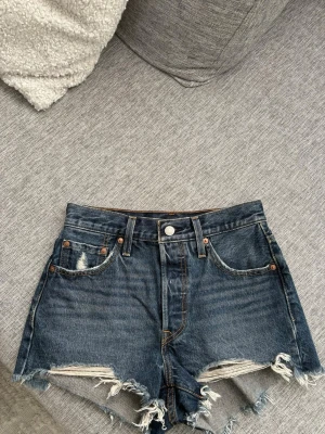 Levi's blå jeansshorts  - Säljer ett par klassiska blå denimshorts 501 från Levi's.