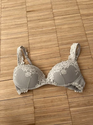 Intimissimi bh - Intimissimi bh pretty flowers i modell gioia, storlek 75B. Knappt använd, därav väldigt bra skick. Priset är diskuterbart vid snabb affär. 