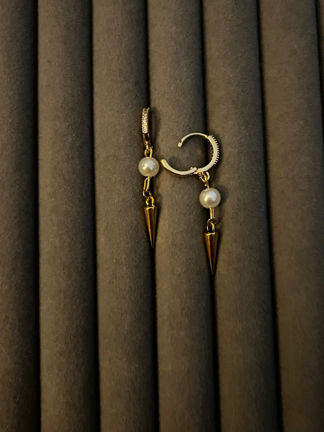 Guldörhängen med pärlor och koner - 1