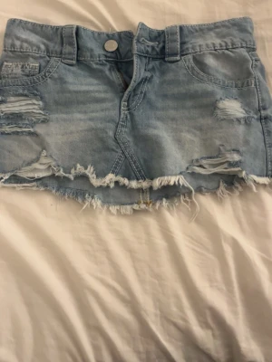 Jeanskjol  - Jättefin jeans kjol som är använd runt 4 gånger men tyvärr förliten nu.  Pris kan diskuteras 