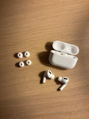 AirPods Pro  - Hej, säljer nu dessa snygga och exklusiva AirPods Pro! Allt funkar förutom att det brusar till i vänster AirPod i ca 3 sekunder när man stoppar in den i örat. Annars funkar allt! Skickar med extra öronpluppar vid köp i storlekarna S,M och L!  Hör av dig vid frågor! 