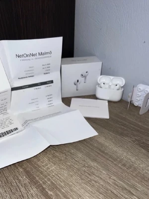 Apple AirPods Pro 3 - Säljer ett par Apple AirPods Pro med vitt laddningsetui och originalförpackning. Hörlurarna är in-ear och har utbytbara silikontoppar för perfekt passform. Allt är i stilren vit design och tillverkad i plast. Perfekt för dig som vill ha grymt ljud och smidig användning.