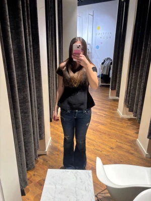 Mörkblå jeans - Säljer mina jättefina mörkblå low waist jeans med hål och detaljer på fickorna ifrån Gina tricot 14+❤️använda fåtal gånger så dom är i väldigt bra skick. Nypris är 399 och säljer för 350 då som är använda så få gånger, men pris kan diskuteras.❤️