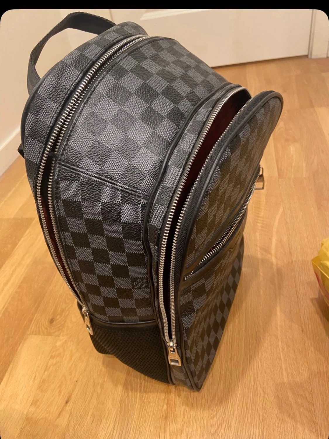 Svart grå rutig ryggsäck