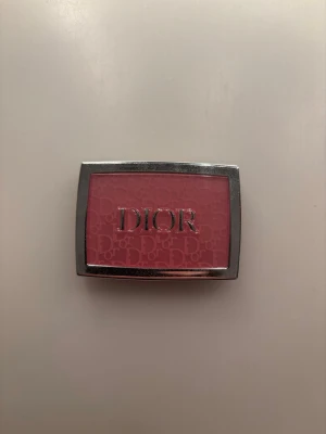 Dior rouge - Fin rosa rouge från Dior i färger ROSY GLOW 001 pink. Helt oanvänd då jag fick i present. Nypris 500kr