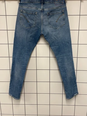 Ljusblå Dondup jeans - Säljer ett par ljusblå jeans från dondup använda 3 gånger pris kan diskuteras.