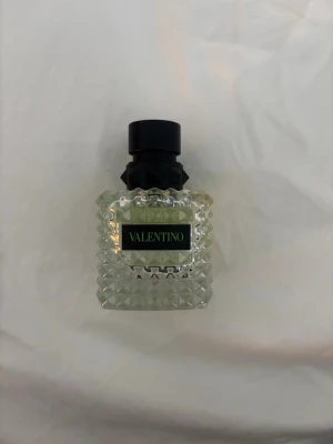 Valentino parfym  - Snygg parfym från Valentino i en genomskinlig, fyrkantig glasflaska med nitar och svart kork. den är lite mer än halvfull! kom gärna med prisförslag🤍